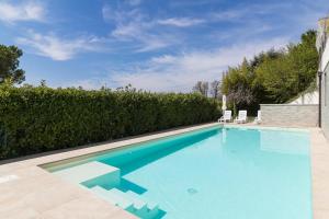 - une piscine d'eau bleue dans la cour dans l'établissement Villa Gioia, à Padenghe sul Garda