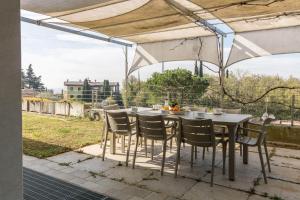 - une table et des chaises sous une tente sur une terrasse dans l'établissement Villa Gioia, à Padenghe sul Garda