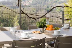 - une table avec de la nourriture sur le balcon dans l'établissement Villa Gioia, à Padenghe sul Garda