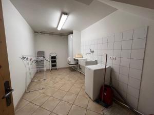 y baño con lavabo y encimera. en L'Aulp De Suz 1 - Demi chalet, en La Clusaz