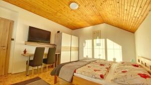 En eller flere senge i et værelse på Relax Villa Tatry - Wifi/TV, BBQ, Billiard