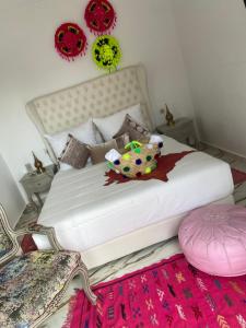 una camera da letto con un letto e un animale di peluche di Hotel Princesse Ilham a Chefchaouen