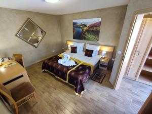 Habitación de hotel con cama, mesa y escritorio. en Solinianka Villas & Spa en Solina