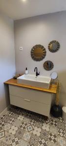 Bathroom sa L'antre de l'artiste - Calme & Nature -maisonnette confort