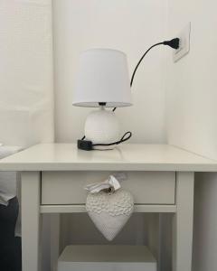 a white desk with a lamp and a heart on it at Casa Blu Cobalto in Maiori