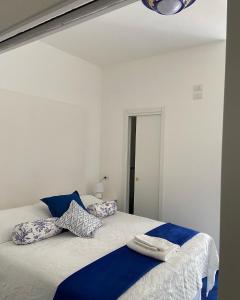 a bedroom with two beds with blue and white pillows at Casa Blu Cobalto in Maiori