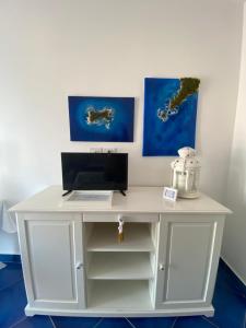 a white desk with a computer on top of it at Casa Blu Cobalto in Maiori