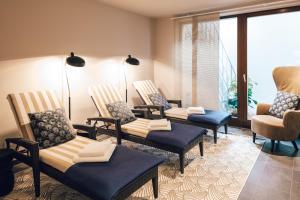 un groupe de chaises assises dans une pièce dans l'établissement Townhouse Leipzig, à Leipzig