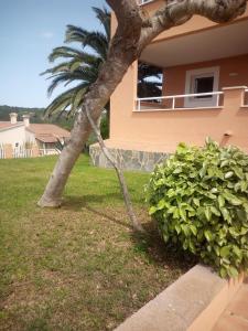 Ein Garten an der Unterkunft Son Bou by The Sea; home with a private garden