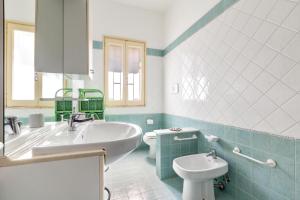 łazienka z umywalką i toaletą w obiekcie Villa Bella Giulia by BarbarHouse w mieście Campomarino +32 zdjęcia