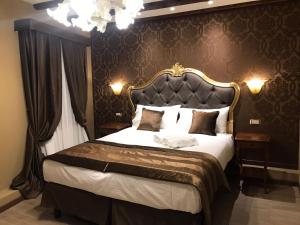 A bed or beds in a room at Cà Dell'Arte Palace