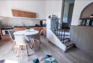 une cuisine et une salle à manger avec une table et des chaises dans l'établissement Petite maison de vacance vue mer, au Lavandou