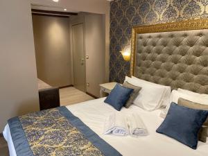 A bed or beds in a room at Cà Dell'Arte Palace