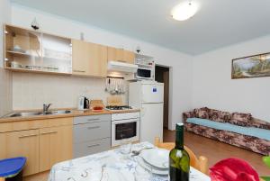 Kuchyň nebo kuchyňský kout v ubytování Apartments Mijatovic