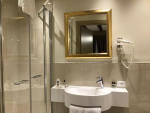 A bathroom at Cà Dell'Arte Palace