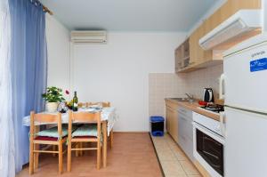 Kuchyň nebo kuchyňský kout v ubytování Apartments Mijatovic