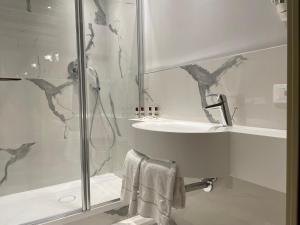 A bathroom at Cà Dell'Arte Palace