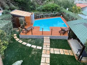 an overhead view of a pool with chairs and a house at Villa con piscina in San Vito lo Capo