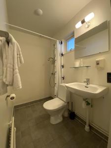 Ett badrum på Nordby Hotell