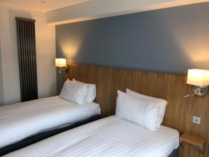 Postel nebo postele na pokoji v ubytování Loch Lomond Hotel