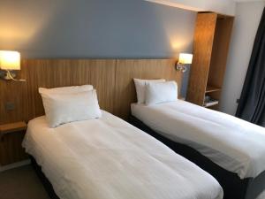 Postel nebo postele na pokoji v ubytování Loch Lomond Hotel