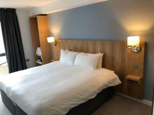 Postel nebo postele na pokoji v ubytování Loch Lomond Hotel
