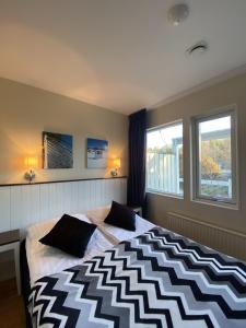 Un pat sau paturi într-o cameră la Nordby Hotell
