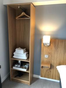 Postel nebo postele na pokoji v ubytování Loch Lomond Hotel