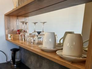 Příslušenství pro přípravu čaje a kávy v ubytování Solemar Luxury Rooms Free Parking