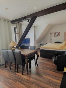 Pokój ze stołem, krzesłami i łóżkiem w obiekcie Hotel Kurhaus Uhlenberg w mieście Bad Münstereifel