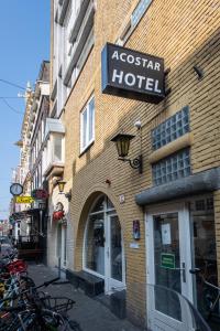 un edificio con un letrero de hotel en su lateral en Acostar Hotel, en Ámsterdam