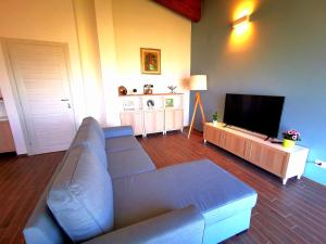 Il comprend un salon doté d'un canapé et d'une télévision à écran plat. dans l'établissement B&B Villamarea, à Francavilla al Mare