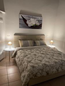 a bedroom with a bed and two tables with lamps at appartamento di via macello vecchio in Spoleto