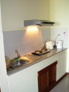 Kuchyň nebo kuchyňský kout v ubytování Charming Apartment in Tambon Bo Put, 47 m², shared pool
