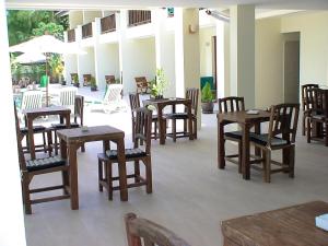 Restaurace v ubytování Charming Apartment in Tambon Bo Put, 47 m², shared pool