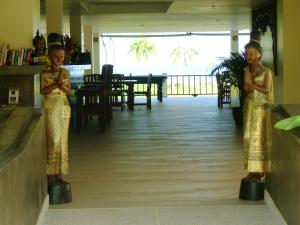 zwei Frauenstatuen in einem Raum in der Unterkunft One bedroom appartement with shared pool and furnished terrace at Tambon Bo Put 2 km away from the beach in Strand Choeng Mon