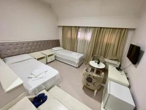 - une chambre à l'hôpital avec 2 lits et un lavabo dans l'établissement Select City Center Hotel, à Tirana