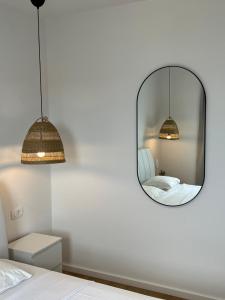 sypialnia z 2 lampkami i lustrem w obiekcie The ONE By Moro w mieście Vantačići