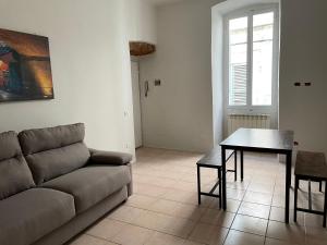 a living room with a couch and a table at appartamento di via macello vecchio in Spoleto