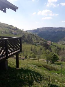 een uitzicht op een heuvel met een bank in een veld bij chalet La Vallée in La Bresse