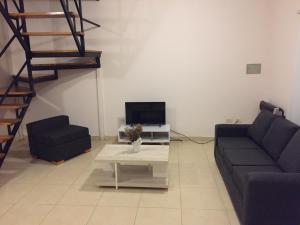 ein Wohnzimmer mit einem Sofa und einem Tisch in der Unterkunft El Oasis in Saladillo