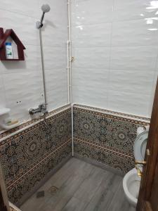 La salle de bains est pourvue d'une douche et de toilettes. dans l'établissement The good stay 2 midelt, à Midelt