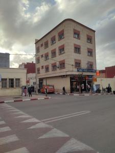 un bâtiment situé sur le côté d'une rue de la ville dans l'établissement The good stay 2 midelt, à Midelt