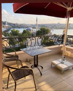 イスタンブールにあるGalatolia スイートの景色を望むバルコニー(テーブル、椅子付)