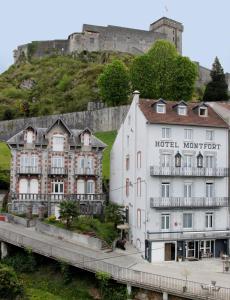 un hôtel sur un pont avec un château en arrière-plan dans l'établissement Hôtel Montfort, à Lourdes