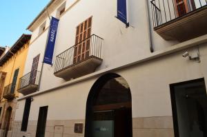 un edificio con 2 balcones en un lateral en Santa Clara Urban Hotel & Spa, en Palma de Mallorca