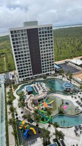 - une vue aérienne sur un hôtel avec un parc aquatique dans l'établissement Flat em Salinópolis no Salinas Premium Resort, à Salinópolis