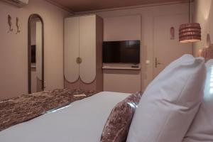 a hotel room with a bed and a tv at Boutique Hotel Restaurant BAL in Echteld