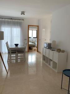 Il comprend un salon avec une table et une cuisine. dans l'établissement Apartamento Sierra y Mar, à La Envia