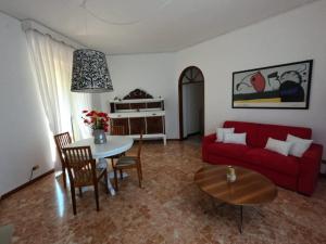 un salon avec un canapé rouge et une table dans l'établissement Casavacanze Liberty, à La Spezia